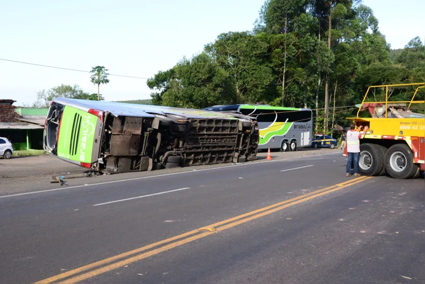  Pelo menos seis pessoas ficaram feridas em estado grave, após um tombamento de ônibus registrado no KM 314 da rodovia - Foto: Delair Garcia 