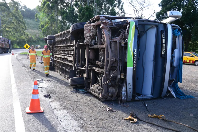  Pelo menos seis pessoas ficaram feridas em estado grave, após um tombamento de ônibus registrado no KM 314 da rodovia - Foto: Delair Garcia 