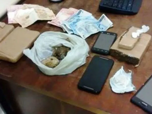 Polícia apreendeu maconha, crack e cocaína, além de dinheiro e celulares (Foto: Divulgação/Polícia Militar)