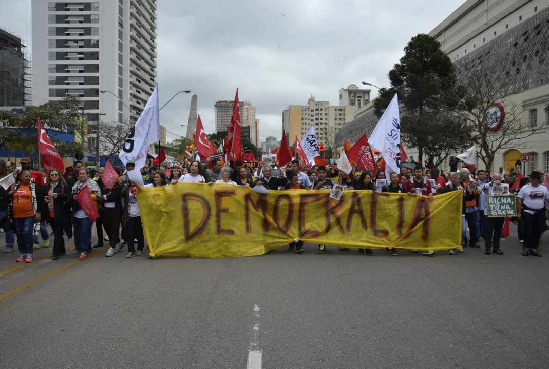 Professores em passeata em Curitiba (Foto: Agência Brasil)