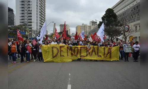 Em assembleia, professores da rede estadual decidem manter a greve no Paraná