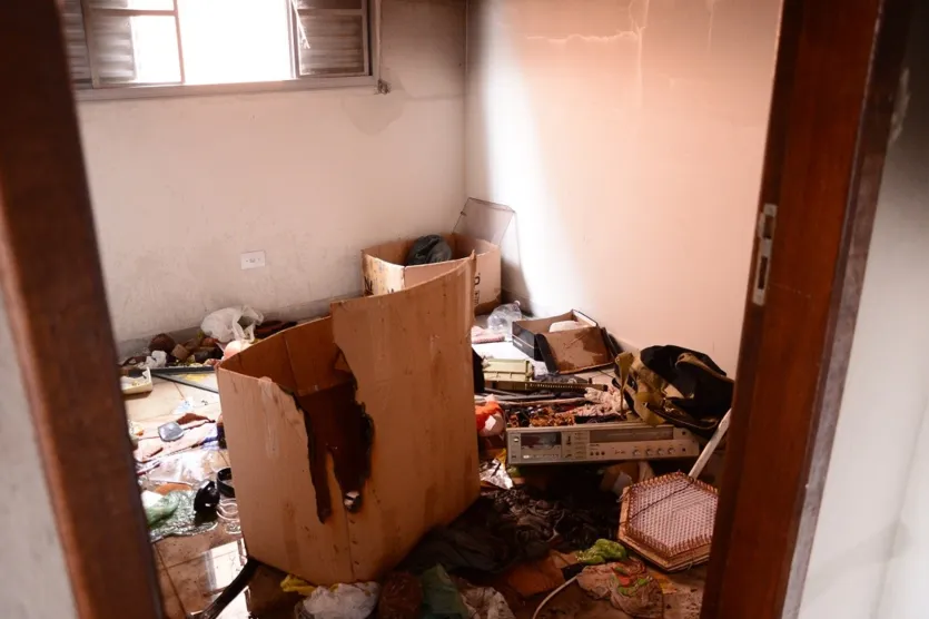  Interior da casa foi bastante danificado pelas chamas - Foto: Dirceu Lopes 