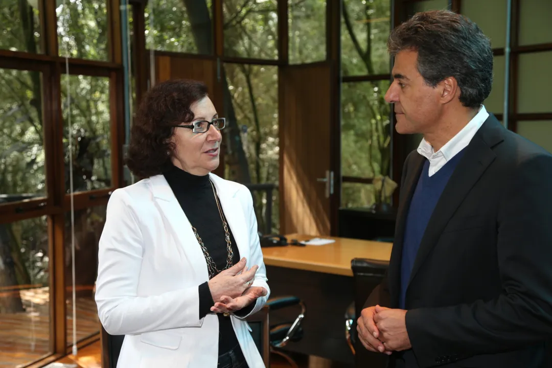 Professora Ana Seres Trento Comin com o governador Beto Richa (Foto: AEN)