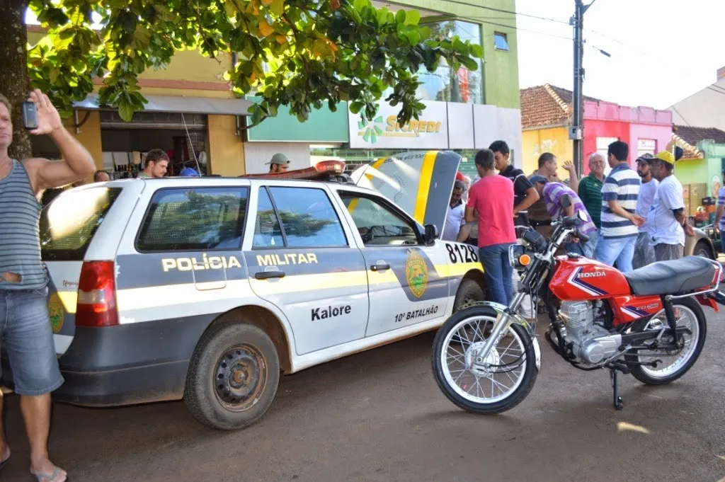 Viatura em frente à agência assaltada em Kaloré (Foto: Blog do Berimbau)