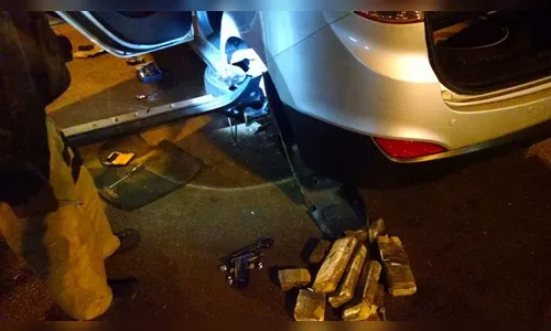 ​PRF prende dupla com maconha e haxixe em compartimento oculto de carro roubado