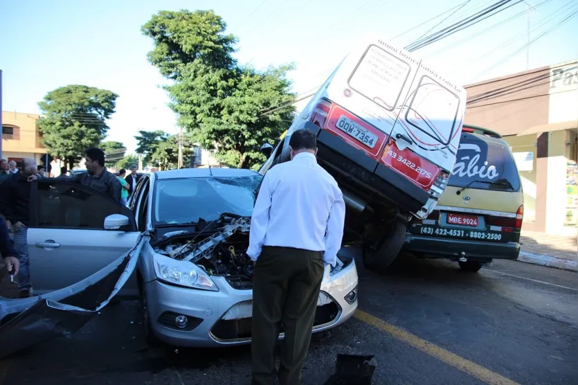  Veículos ficaram bastante danificados com o acidente - Foto: Dirceu Lopes 