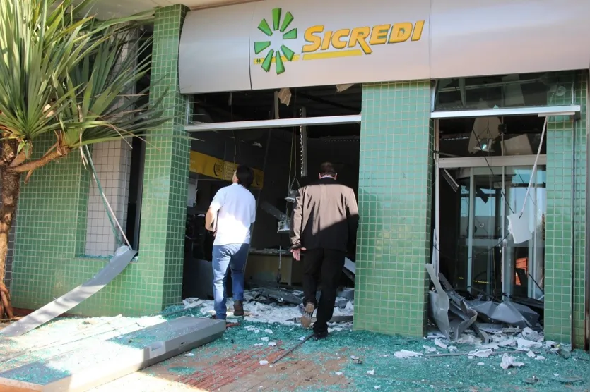  Após a explosão, criminosos recolheram os compartimentos com dinheiro e fugiram - Foto: Dirceu Lopes 