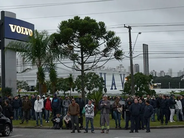 Metalúrgicos do primeiro turno da Volvo decidiram entrar em greve nesta sexta-feira (8) (Foto: Sindicato dos Metalúrgicos da Grande Curitiba / Divulgação)