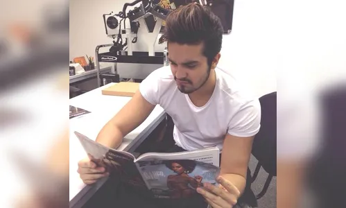 ​Luan Santana faz cara de nojinho ao conferir ‘Playboy’ de dançarina do Faustão. Ou não?
