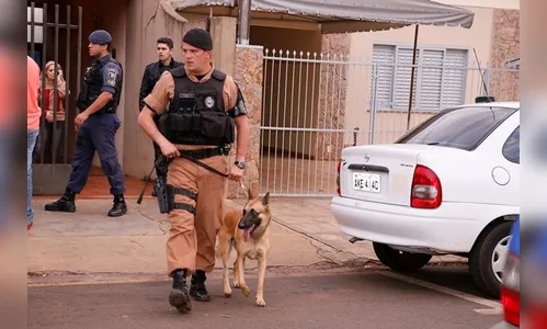 Dupla é presa com 100g de cocaína e arma de fogo em Arapongas