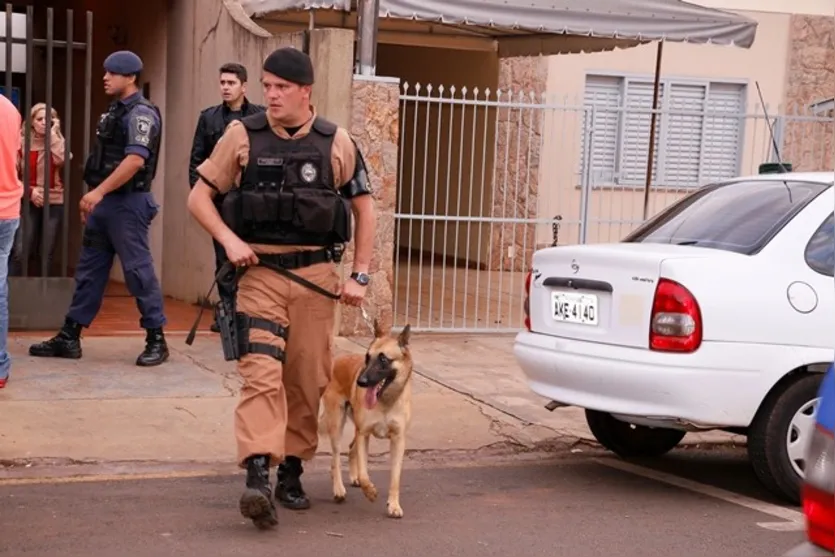  Policial com cão farejador em Arapongas (Foto: Lourdinha Fonseca) 