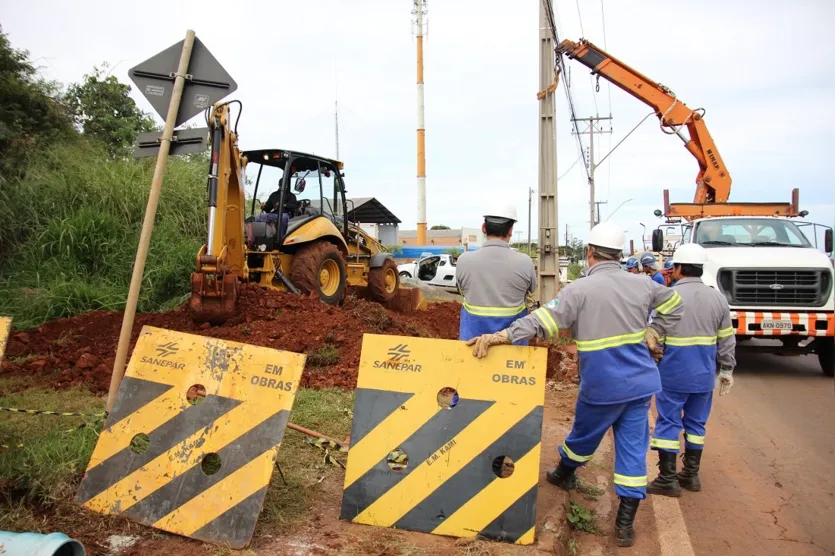  O rompimento ocorreu por volta das 7h e a previsão - Foto: Dirceu Lopes 