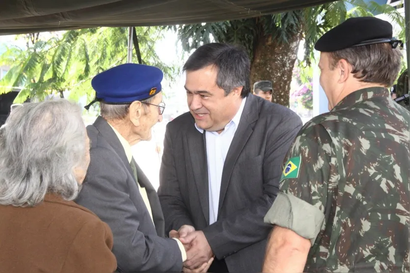  O prefeito de Apucarana, Beto Preto, participou da solenidade e conversou com o ex-combatente - Foto: Edson Denobi 