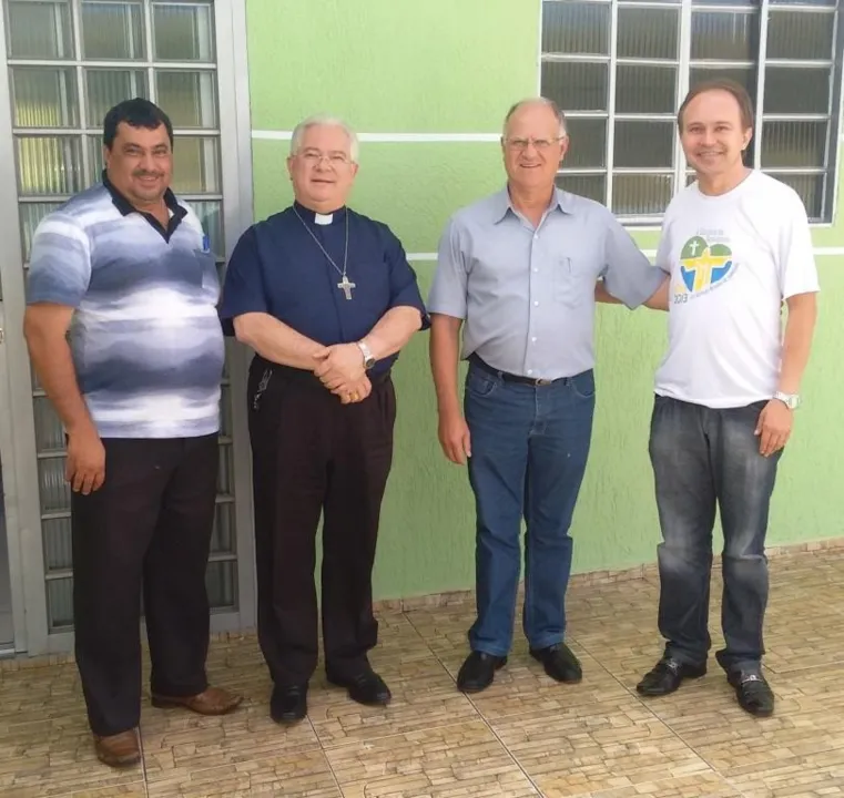 Dom Celso ladeado pelo prefeito Primis de Oliveira, vice José Gonçalves e pelo padre Marcos Fábio (Foto/Divulgação)