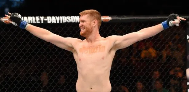 Alvey fez um anúncio com um bronzeado diferente no peito no UFC realizado na Austrália - Getty Images