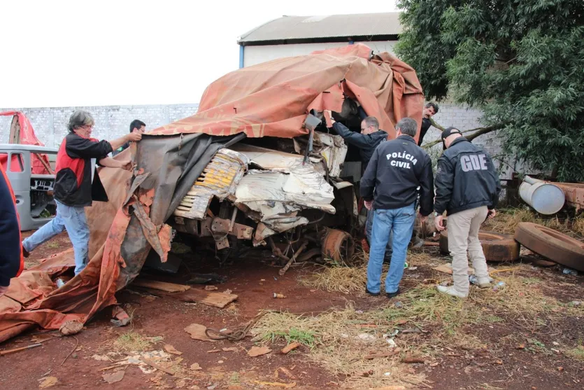  Vários caminhões e peças, sem qualquer procedência, foram encontrados no local - Foto: Dirceu Lopes 