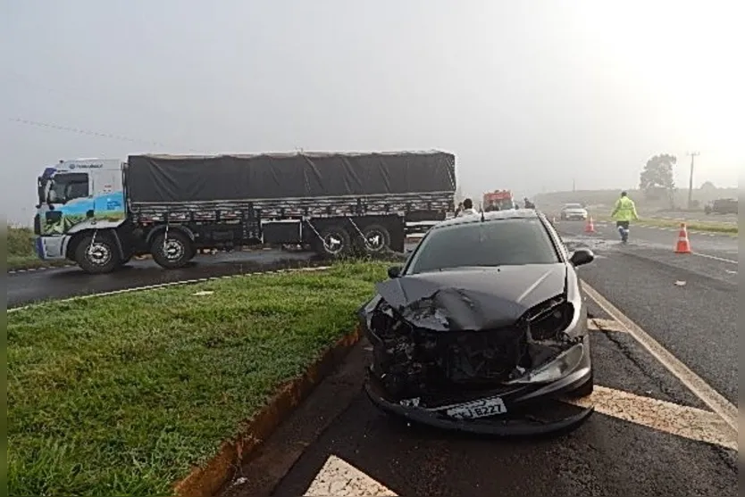  Veículos ficaram bastante danificados com o acidente - Foto: Paraná Ligado 