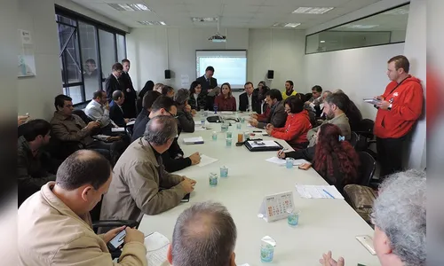Reunião com governo termina sem acordo e professores mantêm greve 
