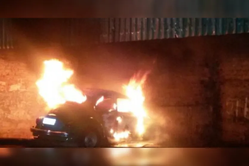  O carro da vítima foi incendiado pelos agressores - Foto: Eliandro Piva 