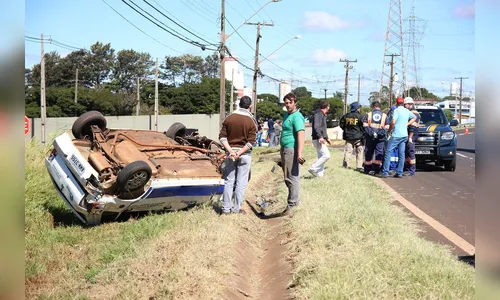 ​Capotamento de carro, próximo ao bonezão, deixa uma pessoa ferida em Apucarana