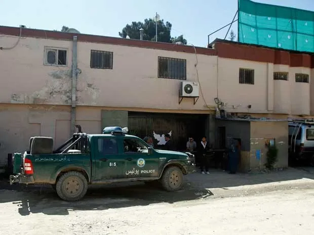 Polícia afegã guarda prédio da pensão Park Palace, em Cabul. (Foto: Allauddin Khan / AP Photo)