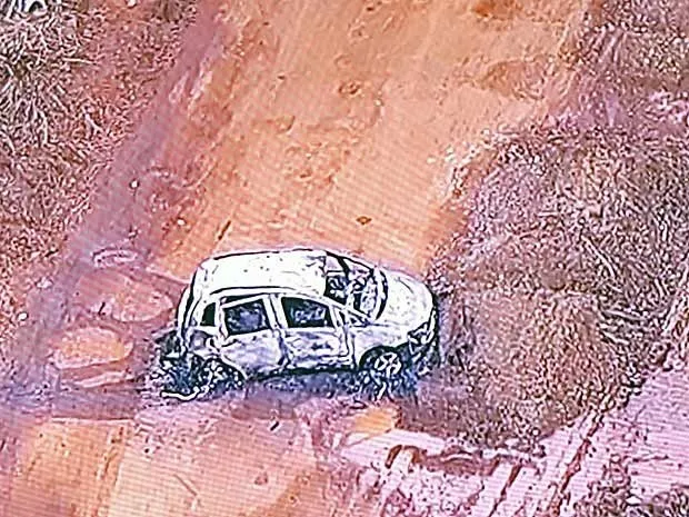Carro das vítimas foi encontrado carbonizado na DF-180 (Foto: TV Globo/Reprodução)