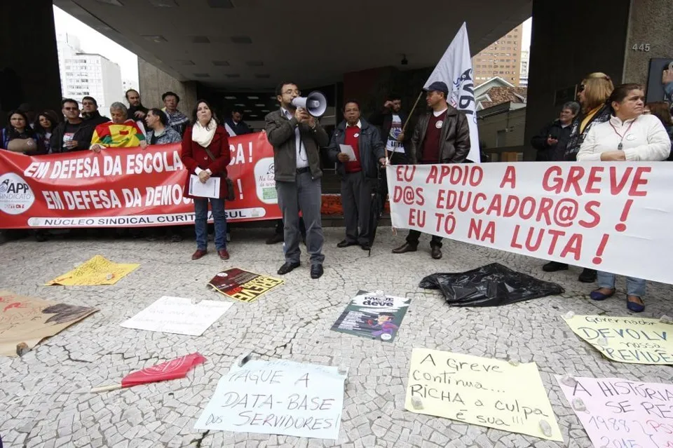 Professores fizeram uma série de protestos na quinta-feira (14) em Curitiba - Foto: Aniele Nascimento/ Gazeta do Povo