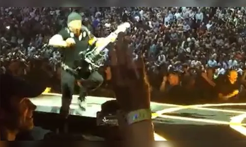 ​Guitarrista do U2 cai do palco durante noite de abertura da turnê mundial - Veja Vídeo