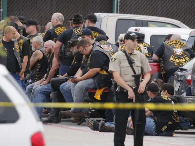 Policiais vigiam motociclistas detidos após tiroteio em Waco, no Texas neste domingo (17) (Foto: Rod Aydelotte/Waco Tribune-Herald via AP)