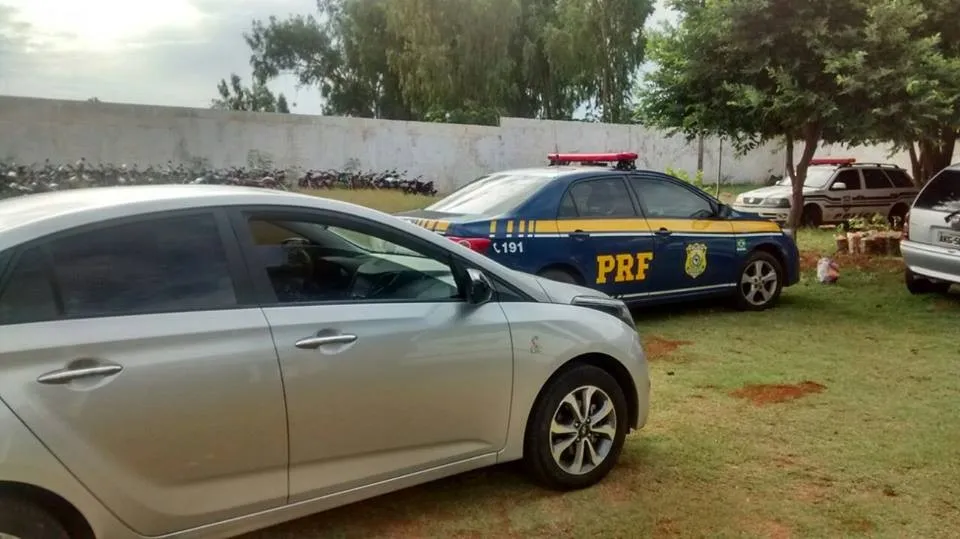 O motorista, de 28 anos, apresentou um documento do veículo com indícios de falsificação - Foto: PRF do Paraná
