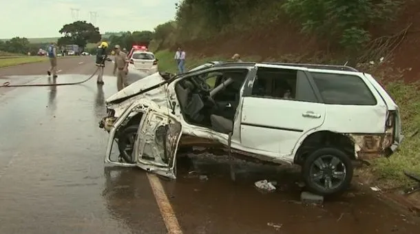 Um terceiro carro bateu de frente com o automóvel que invadiu a pista - Foto: RPC Cascavel