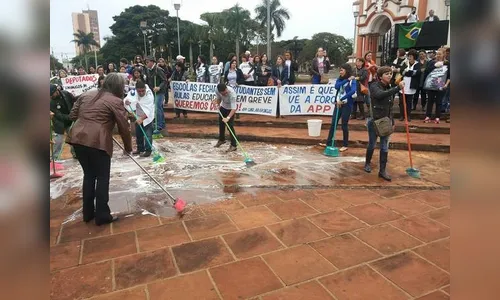 Professores fazem ato contra corrupção em Arapongas