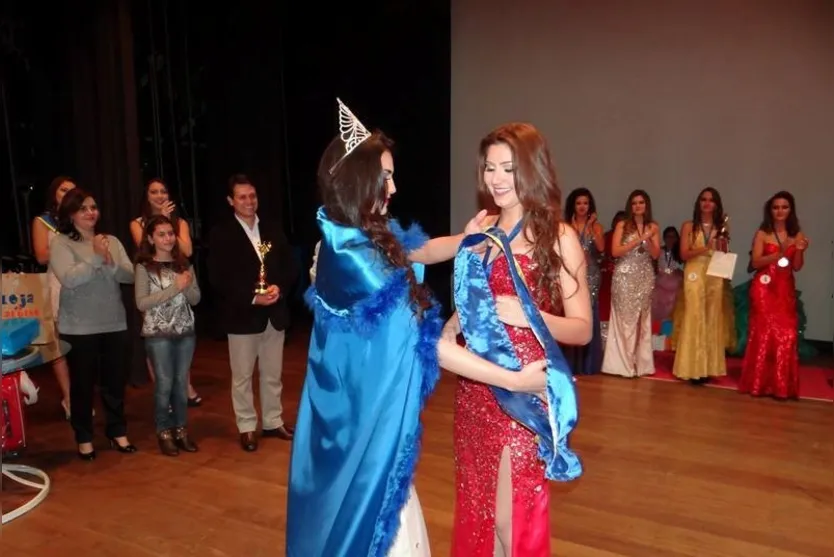  Luma recebeu a faixa das mãos de Júlia Vitorelli Luz, Miss Apucarana 2013  (Zé da Balada)  