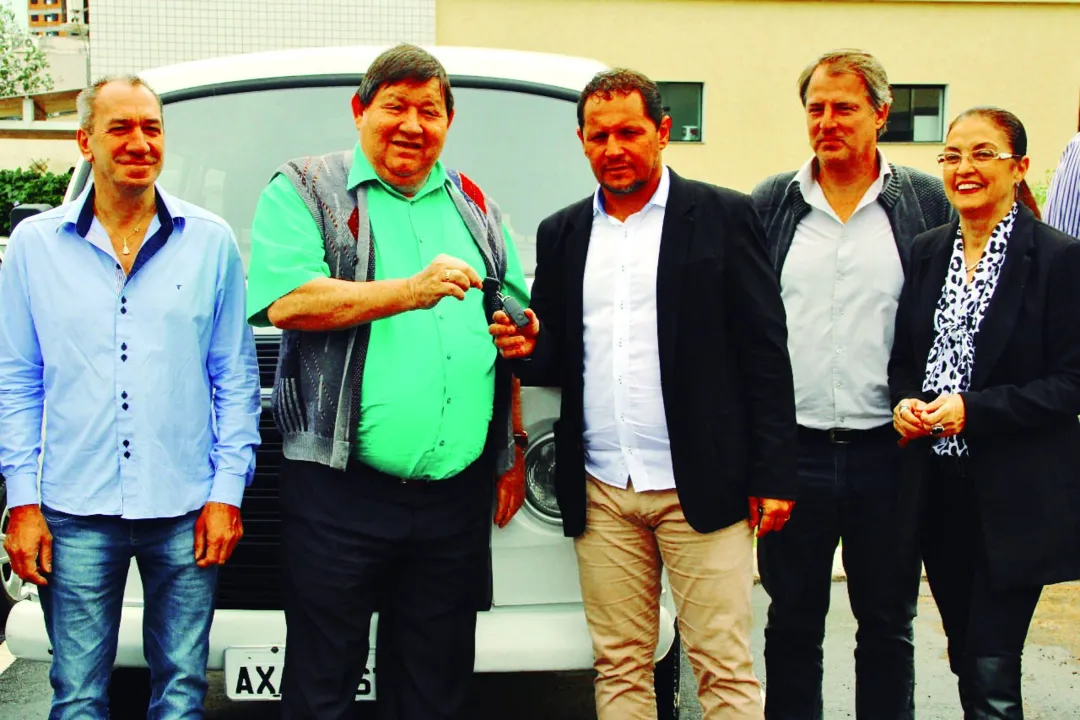O prefeito Padre Beffa recebe chaves de veículos das mãos do vereador Maringá (Foto: Divulgação)