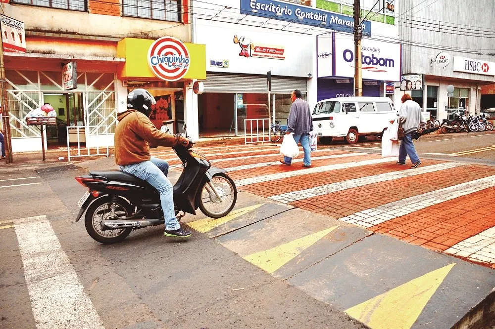 Instalação de travessia elevada é finalizada por operários na Rua Rouxinol (Foto: Sérgio Rodrigo)