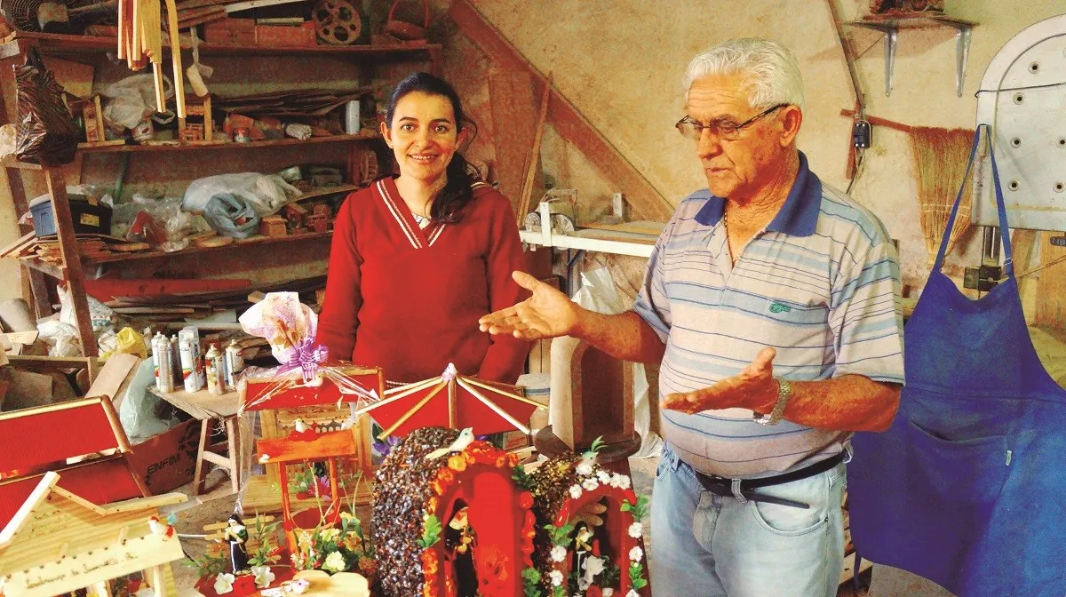 Artesã Juliana Brosso e o pai Ademar Brosso garantem renda extra com confecção de lembranças (Foto: Ivan Maldonado)