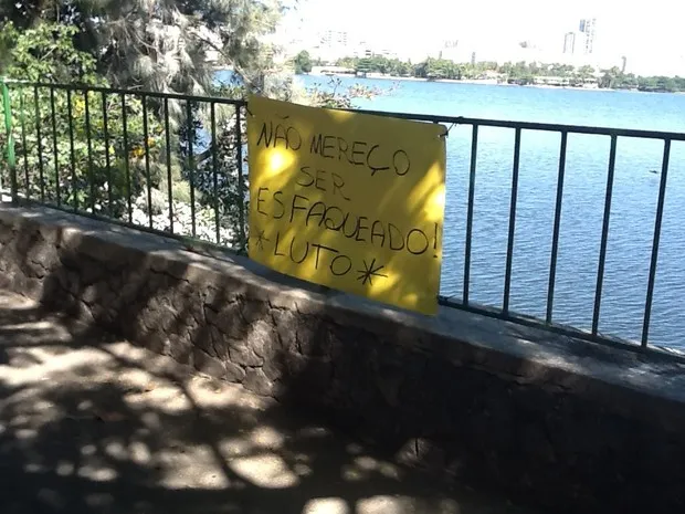 Não mereço ser esfaqueado, dizia um cartaz afixado na Lagoa, próximo ao local onde o ciclista foi esfaqueado na noite da terça (19) (Foto: Janaína Carvalho/ G1)