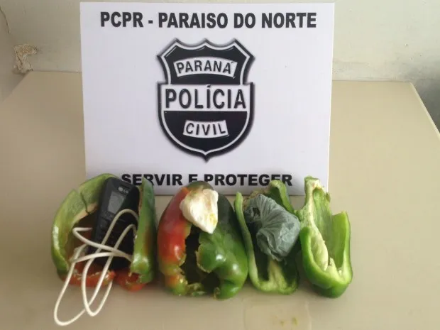 Pimentões estavam 'recheados' com drogas e um aparelho celular (Foto: Divulgação/Polícia Civil)