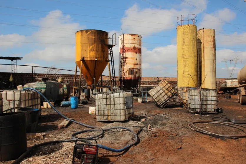  Cerca de 60 mil litros de óleo foram encontrados no local - Foto: Dirceu Lopes 