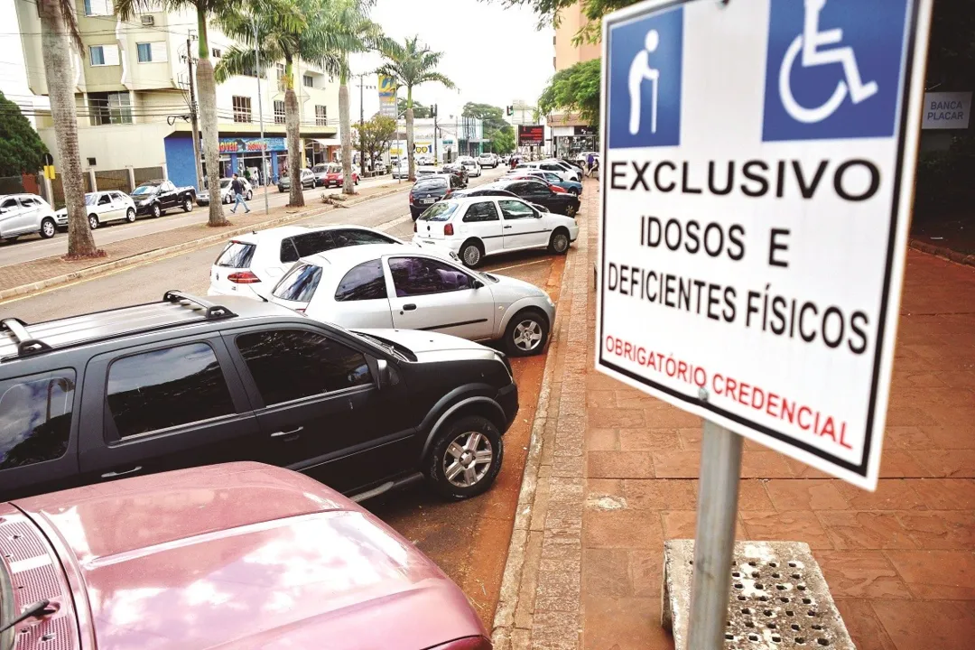 Sem fiscalização, motoristas ocupam até mesmo vagas prioritárias na avenida  (Foto: Sérgio Rodrigo)