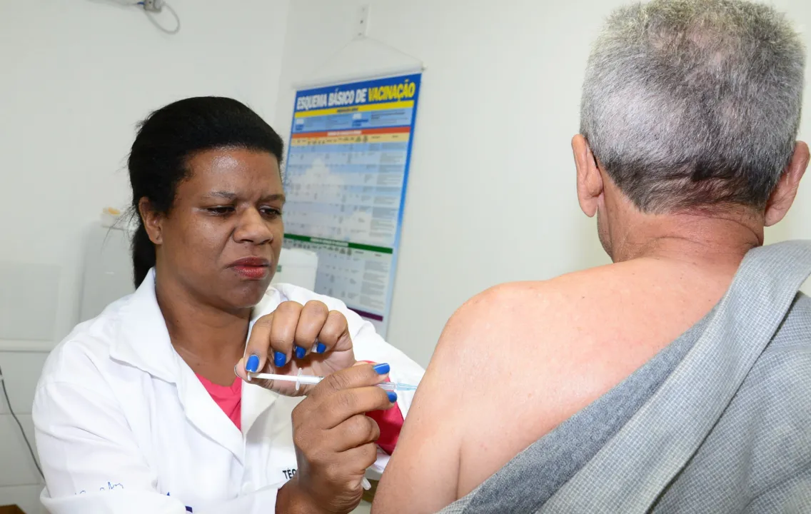 Vacinação contra gripe em Apucarana (Foto: Delair Garcia)