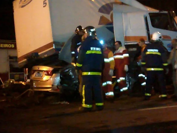 Acidente na Avenida Souza Naves envolveu seis veículos; três homens ficaram feridos (Foto: Elinton Rocha/Rádio Mundi)