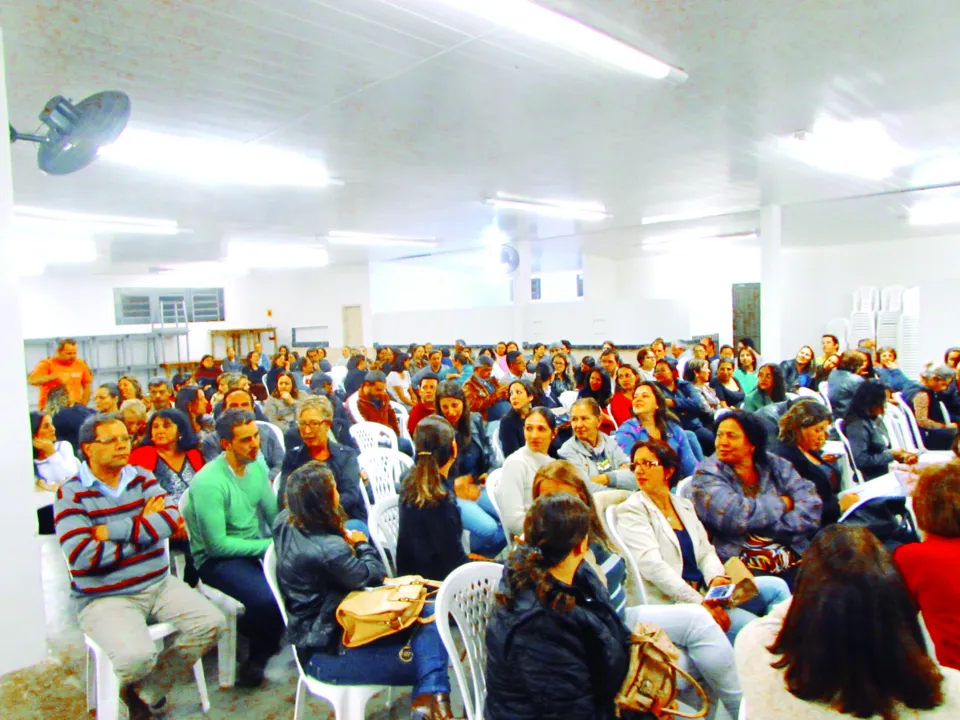 Assembleia dos servidores municipais de Arapongas realizada anteontem à noite (Foto: Divulgação)