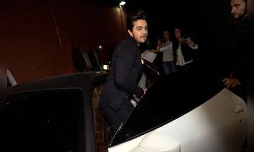 ​Sertanejo ostentação: Luan Santana chega de Ferrari a show