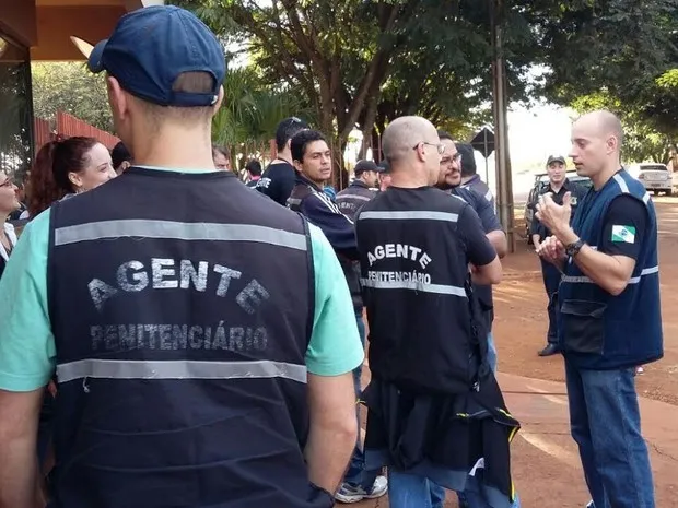 Agentes se reúnem em frente à Penitenciária Estadual de Maringá (PEM) (Foto: Bruno Favaro/RPC)
