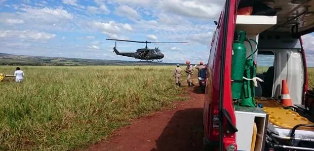 O helicóptero da PM, radicado em base na cidade de Londrina, auxilia as equipes em terra nas diligências - (Foto: Divulgação)