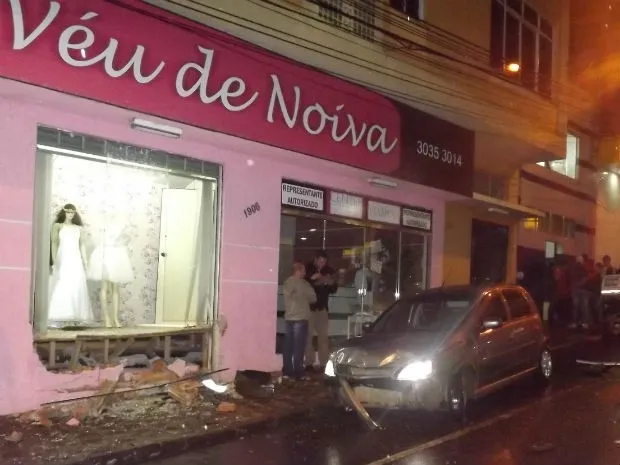 Caminhonete destruiu frente de loja após bater em carro (Foto: Divulgação/PM)