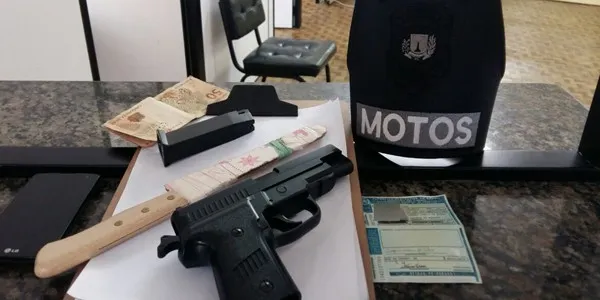 Objetos encontrados dentro da bolsa do suspeito (Foto: Divulgação Guarda Municipal)