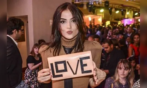 ​Maria Casadevall fala sobre namoro com Caio Castro: Eu só torno público o que acho importante