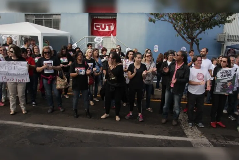  Cerca de duzentos professores se reuniram em frente ao Núcleo Regional de Educação (Bruno Leonel)  